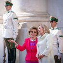 Dronning Sonja og Cecilia Morel under velkomstseremonien. Foto: Heiko Junge, NTB scanpix